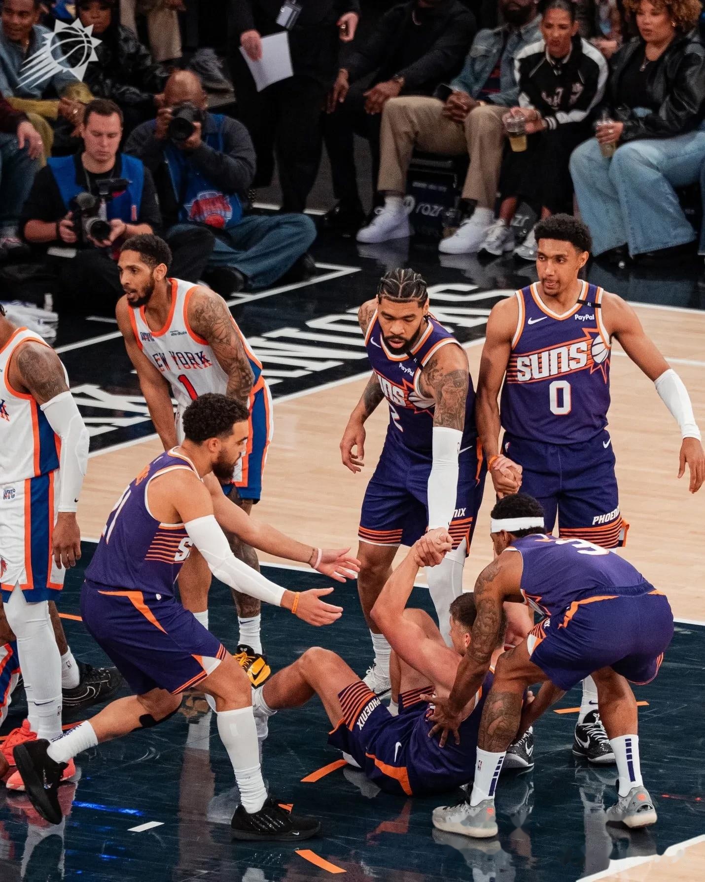 阿根廷男篮力克日本男篮，布克三分雨点燃全场