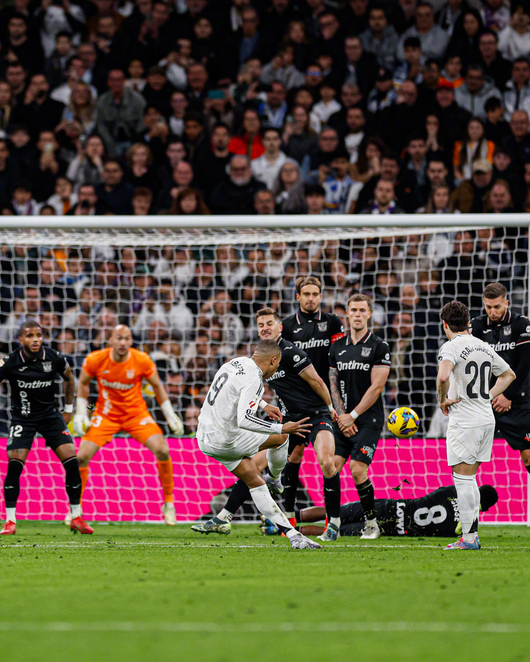 开云体育官网-皇马轻取墨西哥，莱万制霸全场