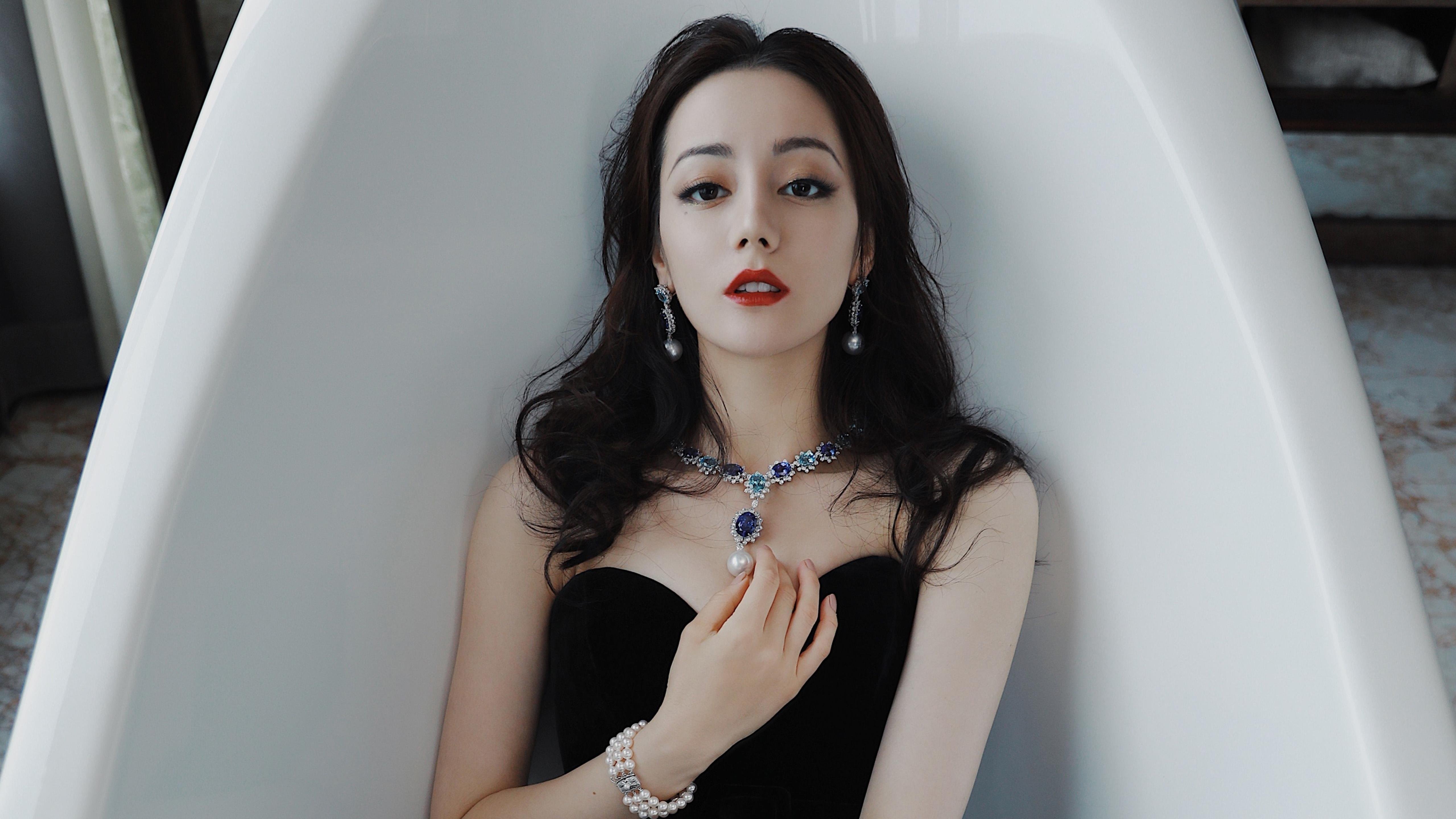 开云体育-朝阳刺破黄昏，当莫兰特绝尘而去，勇士轻抚马刺的余温