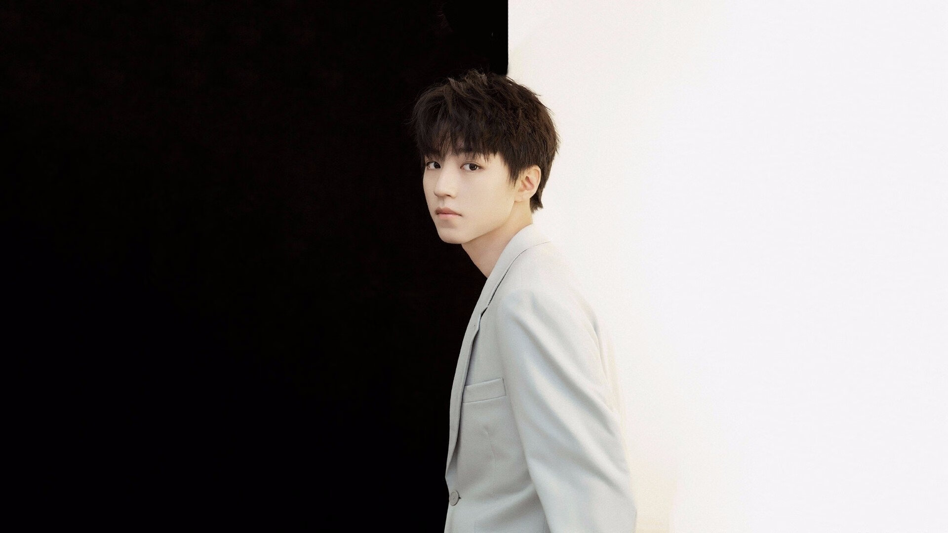 开云体育官网-双线揭幕，维斯塔潘赛道称王 爵士客场撕裂开拓者