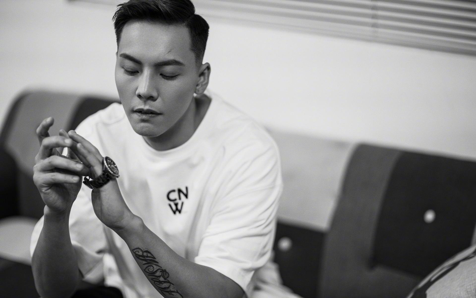 开云体育官网-沙暴中的独舞，塔雷米如何用节奏撕碎亚洲足球的旧秩序